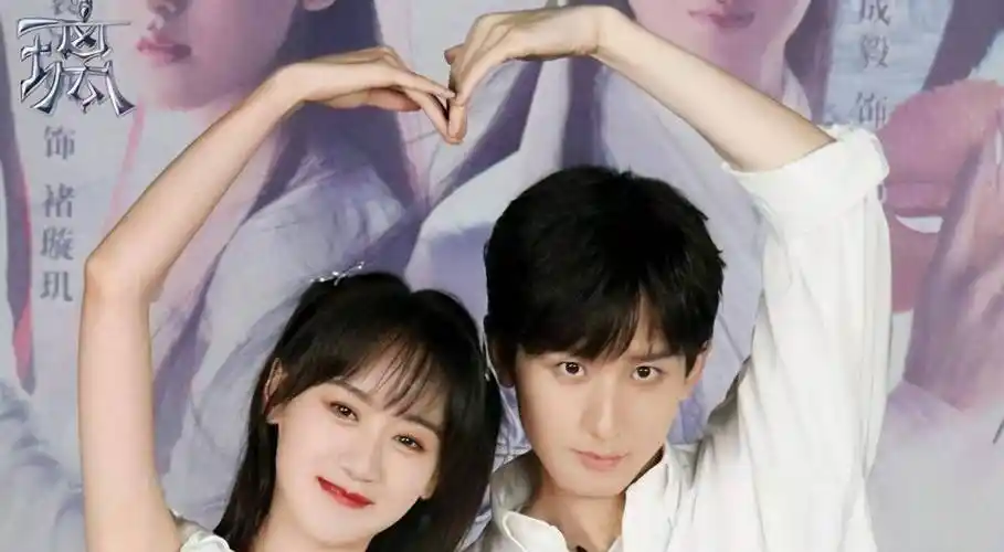 穿彩色针织衫配紧身皮裤显高级,小腿也太细了_蔡依林_汪苏泷_杨颖