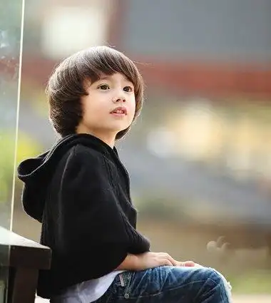 圆脸男孩子留什么长发 男孩圆脸长发发型