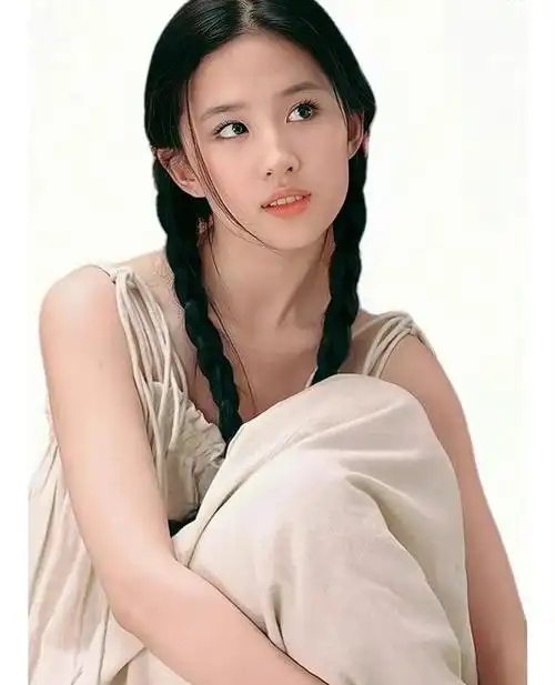 17岁刘亦菲写真白色吊带裙好清纯676767眼神好清灵