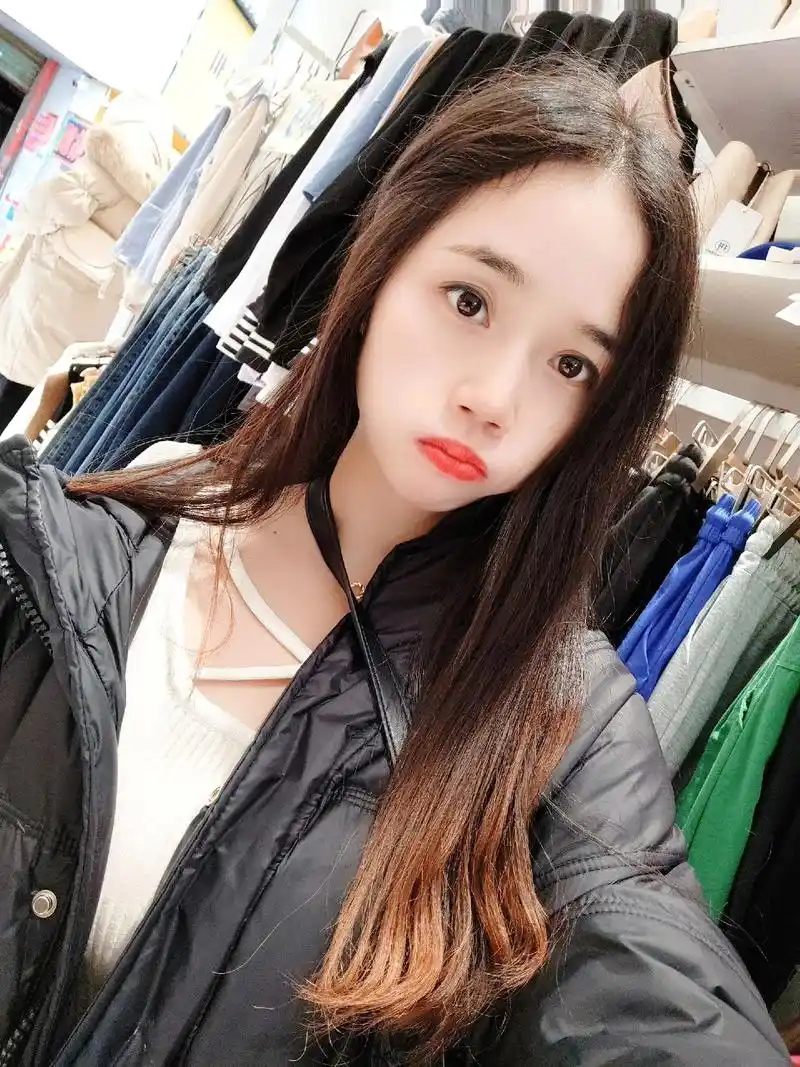 女孩子的快乐其实简单,比如几张好看的照片,买了喜欢的衣服,喝 - 抖音