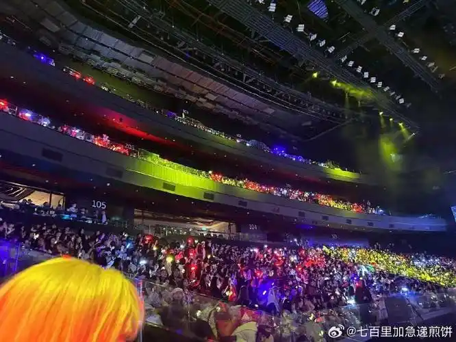 时代少年团演唱会现场灯海,谁的应援色比较显眼#时代少年团全员机车服