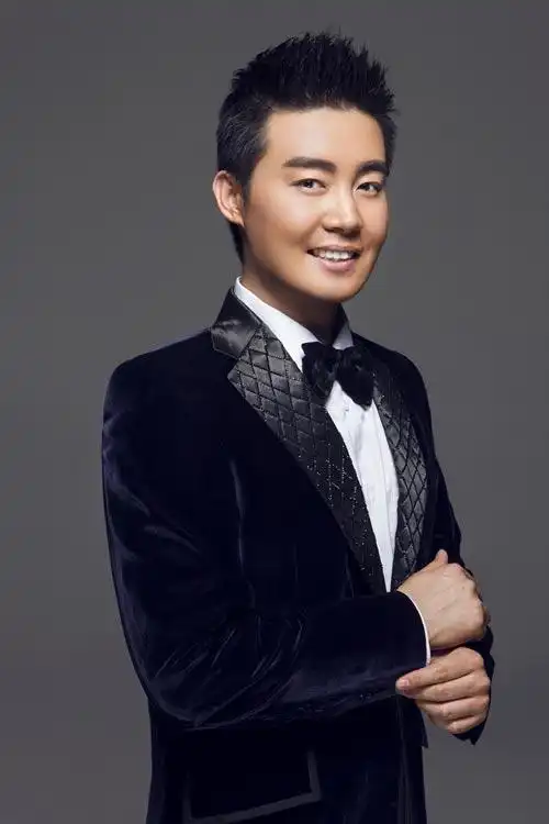 张英席唱响海口春晚 用歌声向海南观众拜年