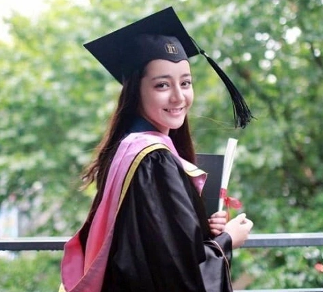 热巴学生毕业照曝光,看到她拍照姿势,网友:从小到大都是c位!