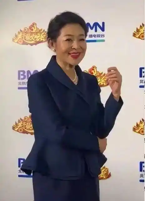 倪萍为了上节目减肥,打扮的又很潮,但看这脸想不承认老都不行!