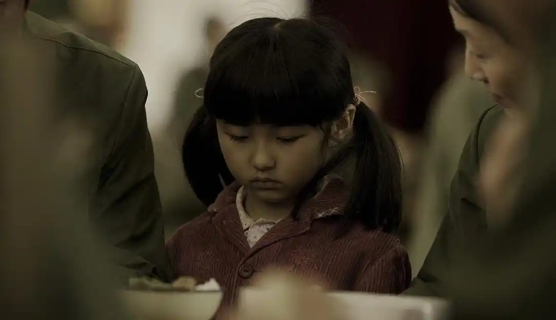 其实她第一次出现在娱乐圈是在《唐山大地震》这部电影中