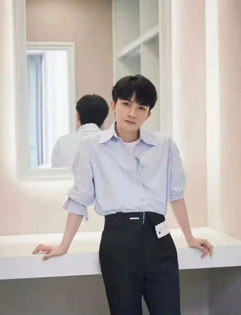 咋回事,怎么周深开始走颜值路线了呀