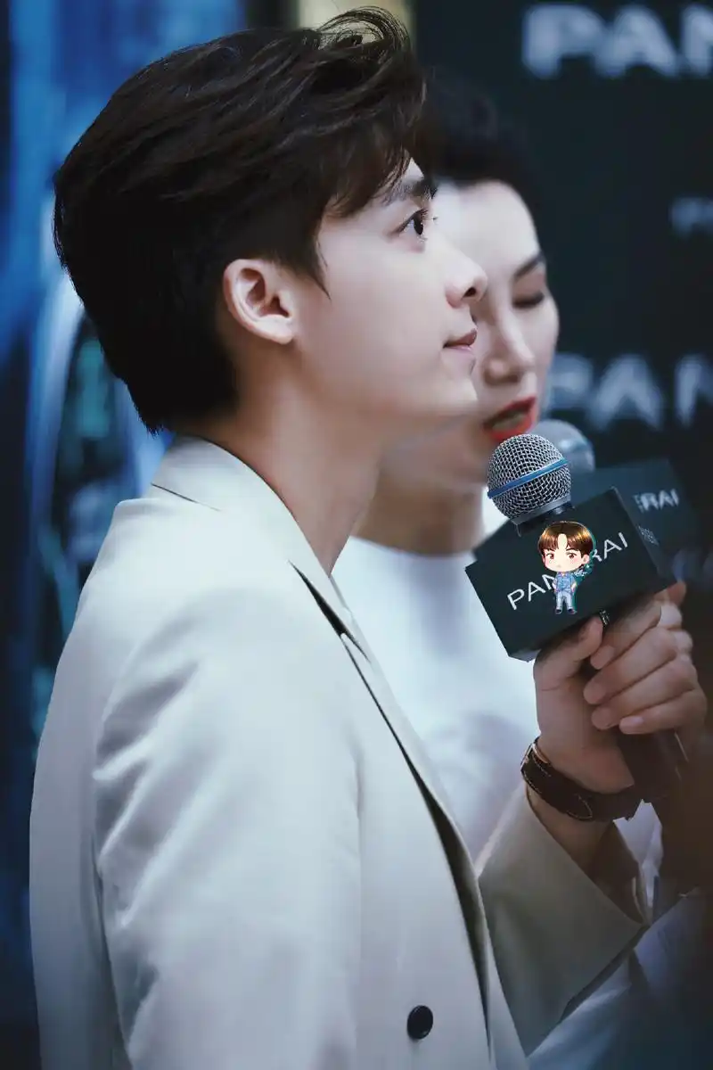 消息李易峰今日活动饭拍分享优雅贵公子身穿米白色西装现身