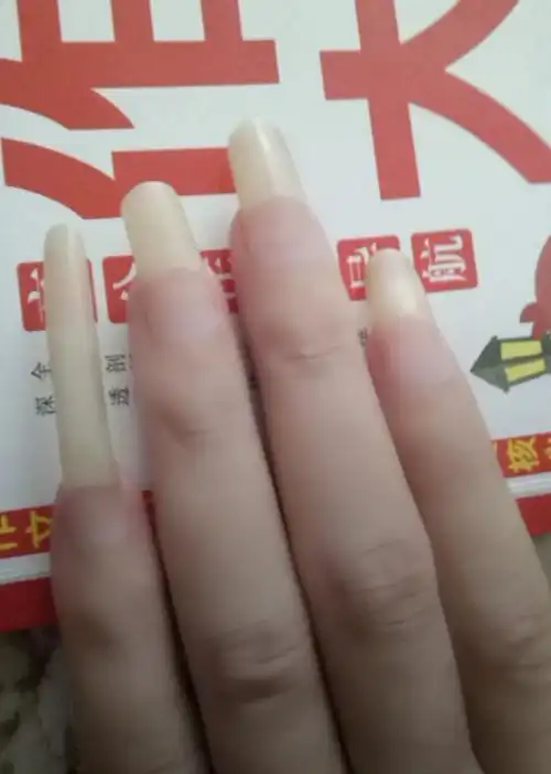 所以平常我和我妹妹住一起,我就一直宠着她,图片她的小拇指指甲从五