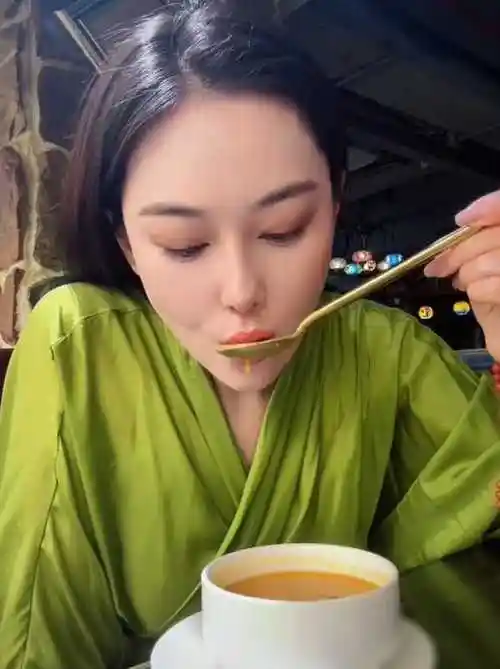 张馨予被曝疑似孕相后否认怀二胎何捷戴多枚戒指炫酷潮流