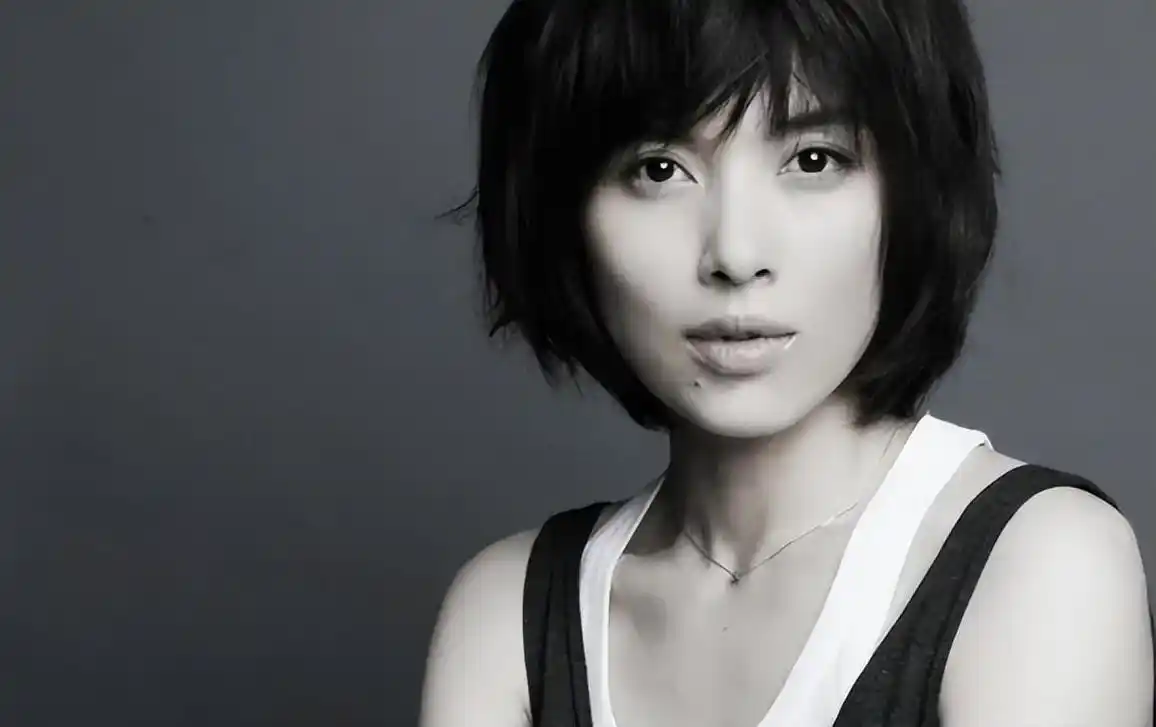 靳东二婚妻子原来是她,气质不输江珊,怪不得结婚13年恩爱如初!