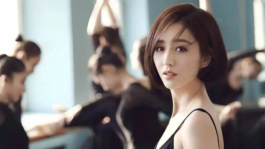 首先,就是感情方面了,曾经的佟丽娅,靠着陈思诚,还是小日子过得挺不错