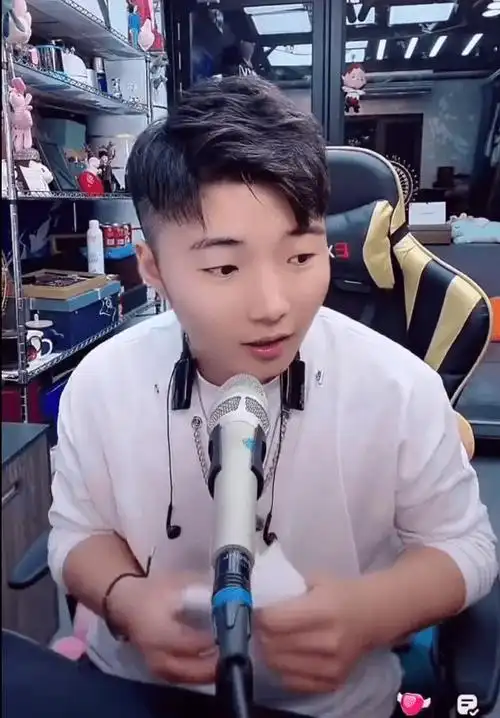 白小白开办个人演唱会四处拉赞助商pk炫富主播不出一年必挨收拾