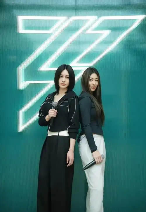 这位法国姐姐实力非凡,中文发音水准令人赞叹,其身高与队友完美协调