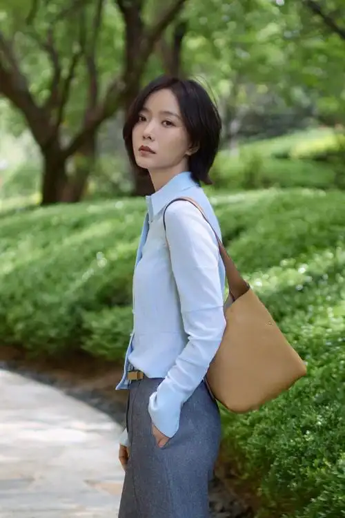 演员王珞丹演绎toryburch2025春夏系列romy hobo小号肩背包