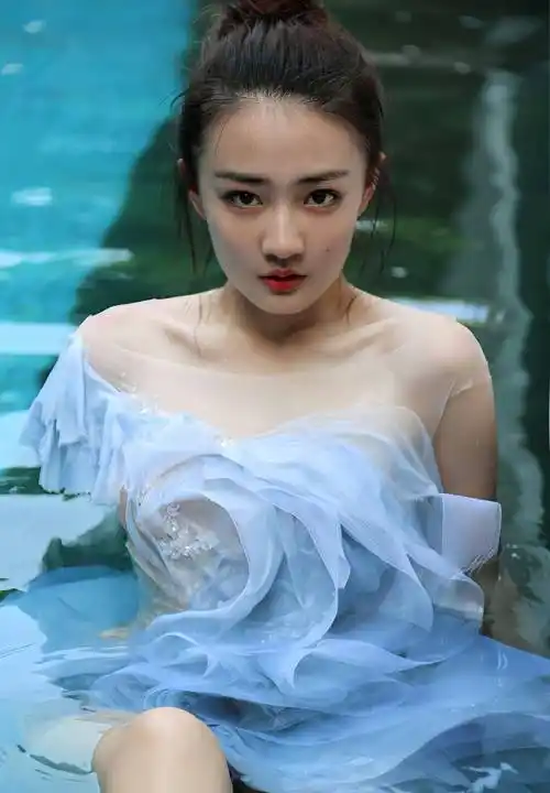 徐璐海边拍摄大片,身穿单层纱裙,甜美养眼,颜值清纯,身材出众!