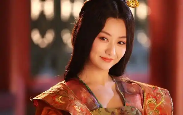 此女号称黑寡妇,连克九任丈夫,男人见了走不动道,堪称一代妖后