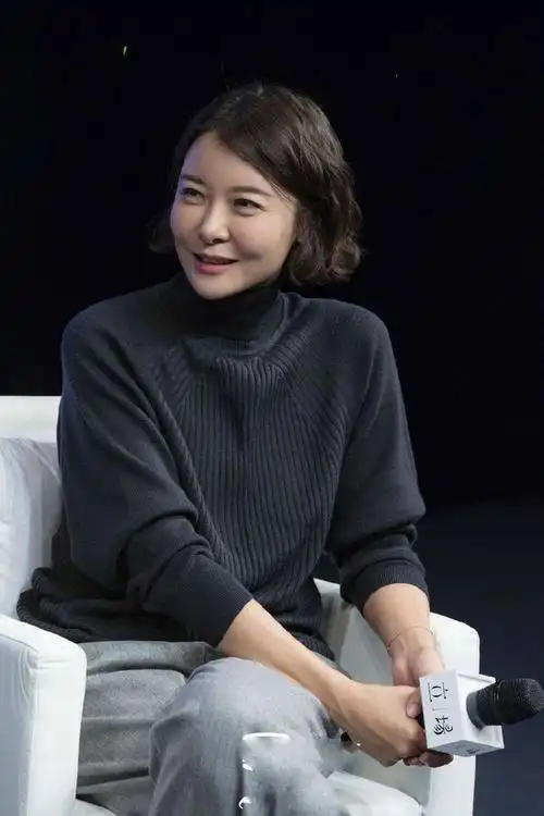 47岁柯蓝气质惊艳一袭黑色衬衫配牛仔裤搭配丸子头减龄又气质