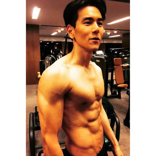 彭于晏海报画复古牛皮纸宿舍卧贴室墙健身馆装饰画肌肉男明星新品