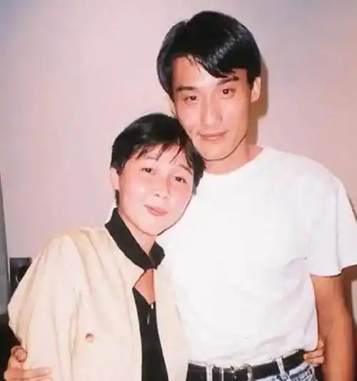 梁家辉的专一情感故事;为避嫌,守护原配,和张曼玉断绝朋友关系_徐克更