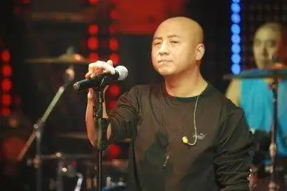 周晓鸥自出道以来就一直以光头形象出