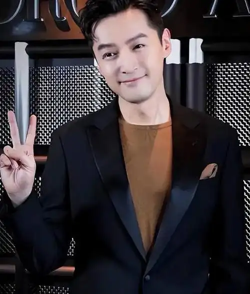 看着胡歌穿着深色西装,棕色内搭,这样子简直是迷倒了不少的小姑娘啊!