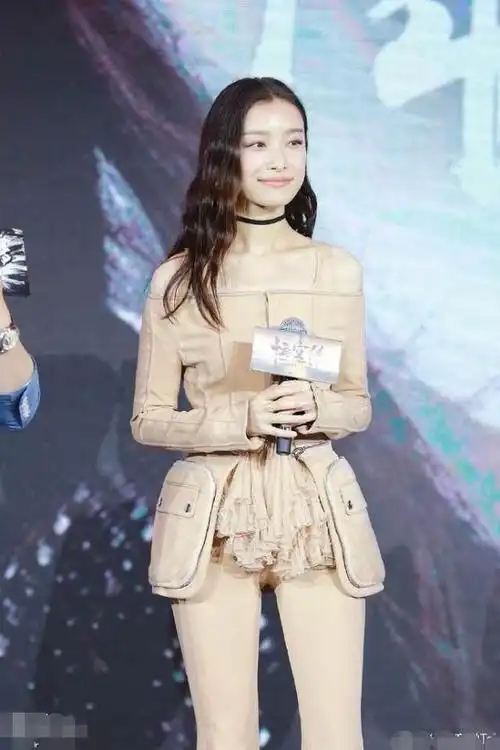 倪妮穿紧身裤下面被勒出形状,网友受不了!