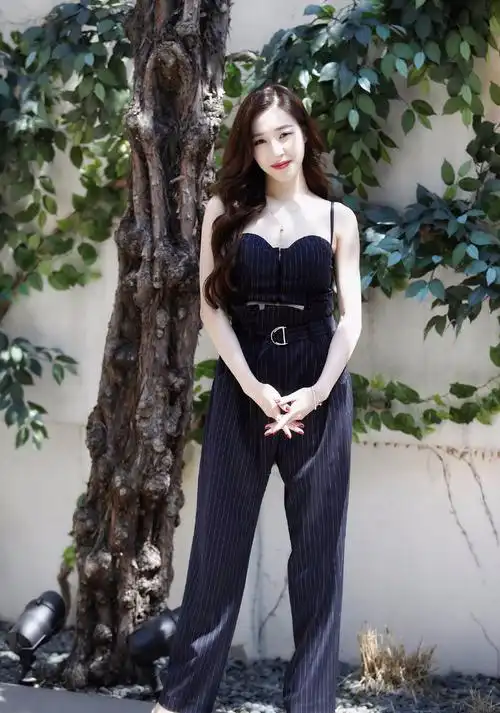 黄美英穿抹胸连体裤笑容甜美 黑色长卷发知性优雅