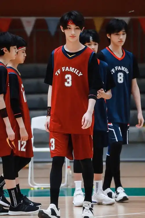 丁程鑫精选打篮球正脸图