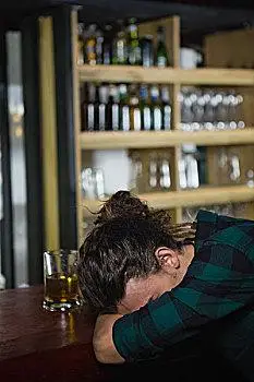 男人,睡觉,吧台,醉酒