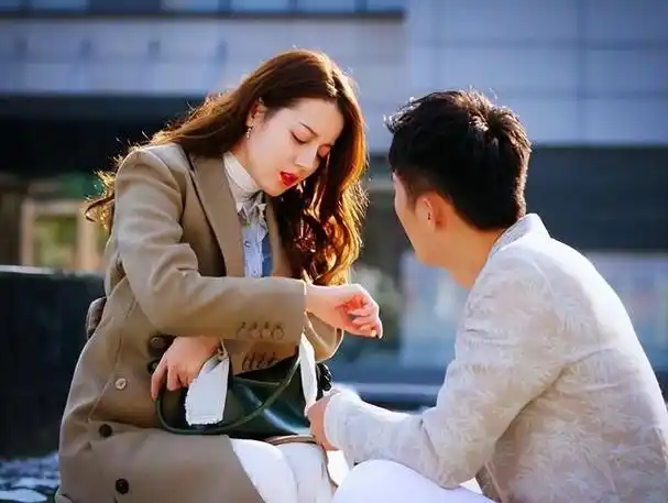 迪丽热巴恋情事件疑似被实锤,迪奥邀请她去时装周,称呼她为夫人