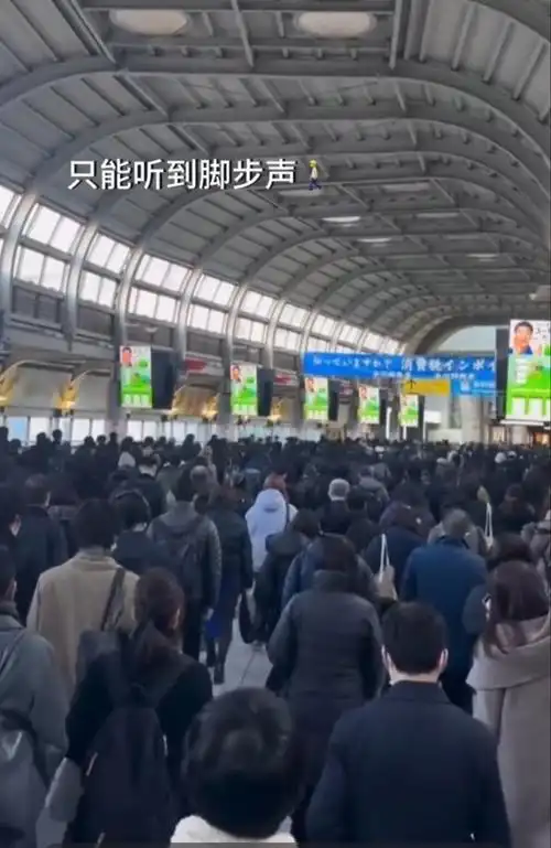 网友拍下日本火车站无声早高峰众人沉默前行网友是机器人吗