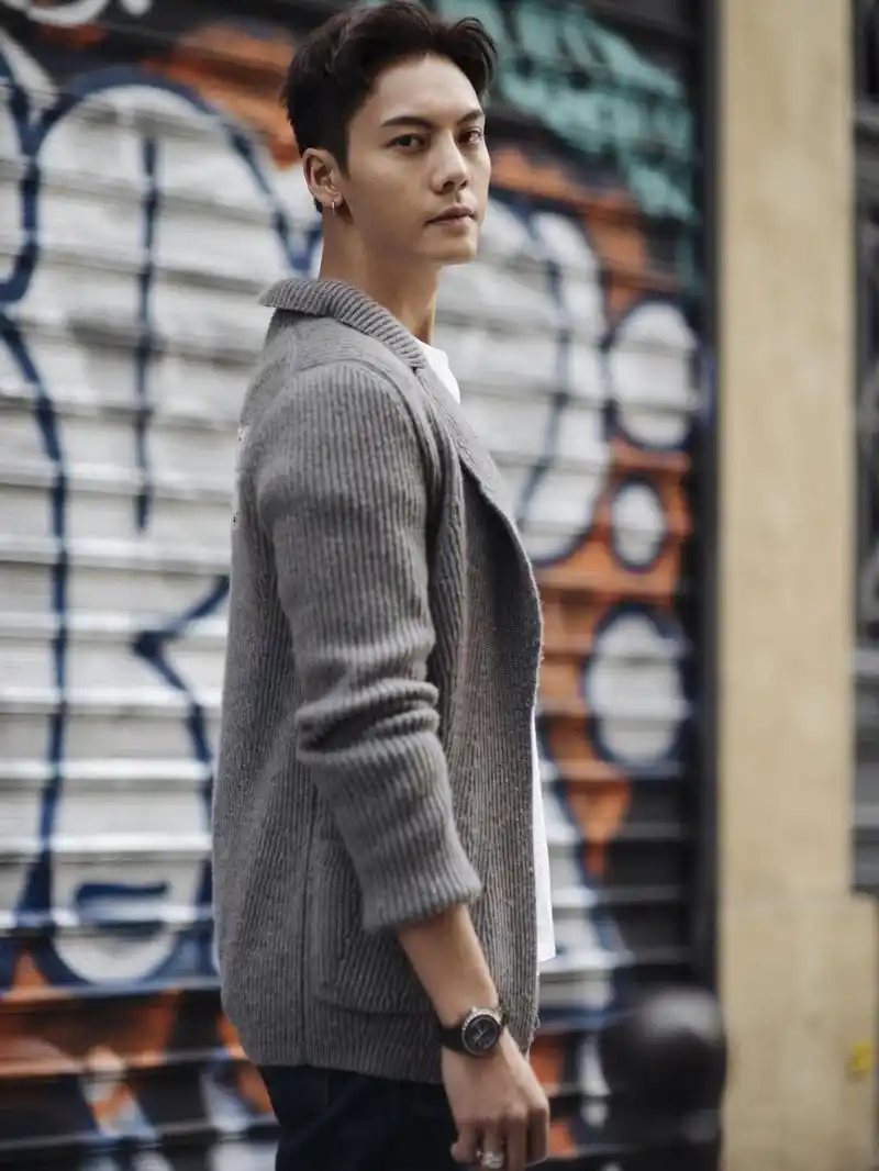 组图:陈伟霆游走巴黎街头 混搭风时尚帅气