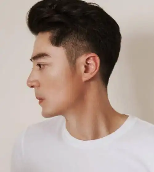 霍建华穿白t恤帅气三连拍,难怪林心如不顾非议对他不离不弃_网易订阅