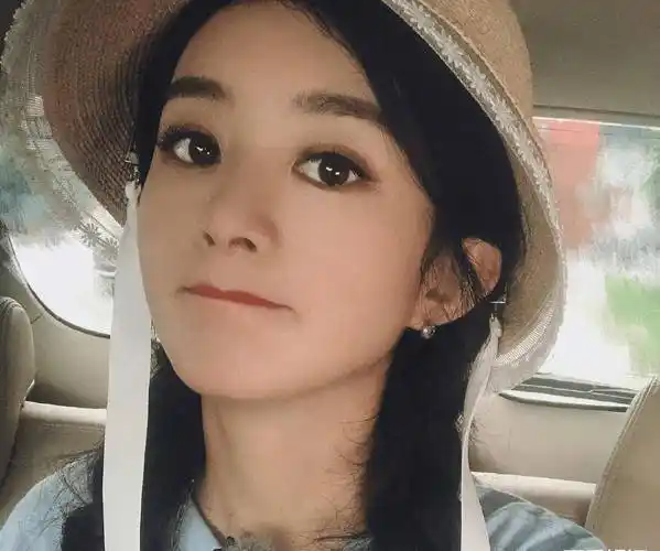 赵丽颖自拍公开,双马尾发型少女感十足,看清身材后哪里像当妈的_项链