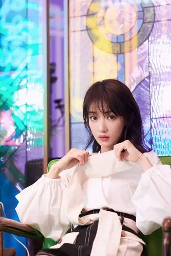 29岁吴谨言越来越精致,衬衫配高腰短裤显腿长,看到后背我羡慕了