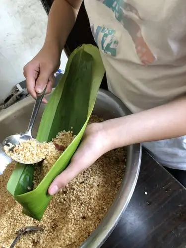 开始包粽子了,先在上面铺些糯米.