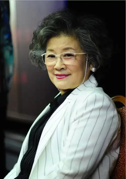 67岁老戏骨宋春丽近照,满头白发仍精神爽朗,笑容和蔼可亲显优雅