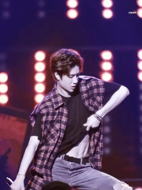 今天就来欣赏一下少年啵子的腹肌.