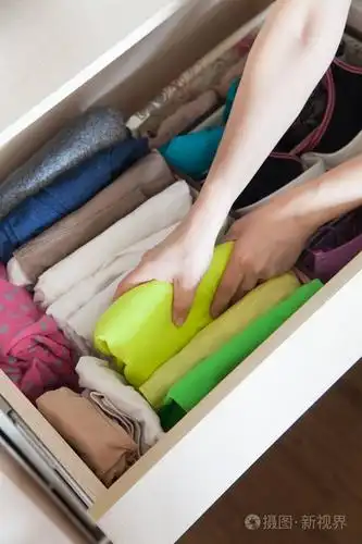 一个女人正在整理壁橱. 服装的垂直储存.