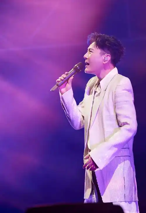 张信哲北京站仪式感拉满,未来式2.