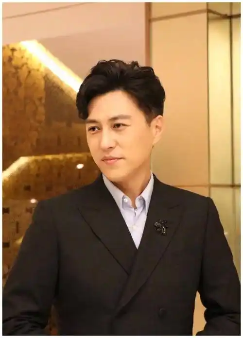 演员与角色互相成就,一剧播完,靳东由十八线男演员一跃成了"叔圈"的