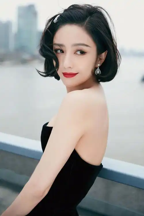 单身的佟丽娅美得更气质了,穿深v白裙身材惹眼,优雅又迷人-爱读书