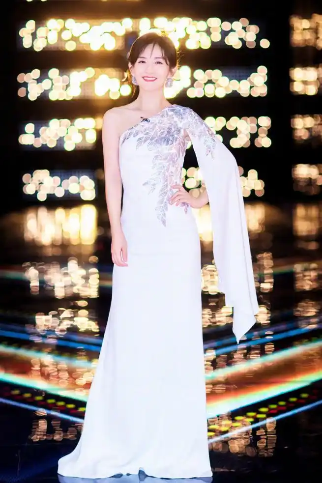 原创67谢娜画风彻底变了白色印花礼服温婉端庄气质在马兰坡数一数二