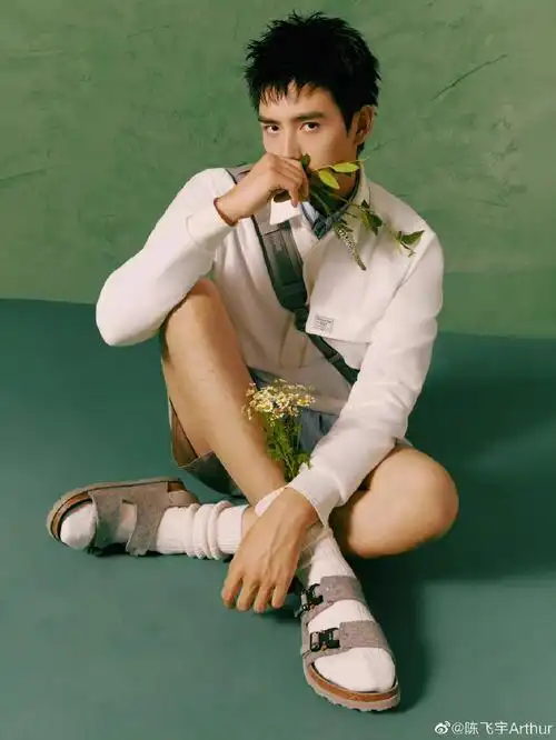 组图:陈飞宇花束写真大片释出 着运动套装尽显夏日少年感