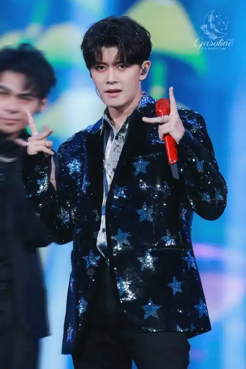 任嘉伦超话[2021]#任嘉伦一任千面#201231 东方跨年流量党慎点大佬