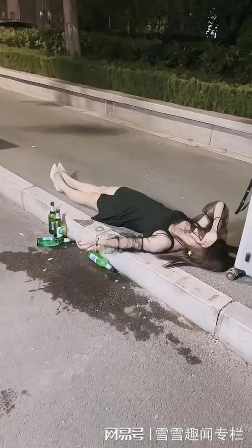 一女子离婚后无家可归,带着行李在路边喝酒,喝醉后便睡在路边|结婚