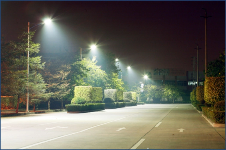 低端led路灯存在的问题,基本没有光学处理单元,照明效果极差,节能效果