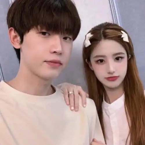 情侣头像真人双人两张一人一张十年之约记得你最后的眼神