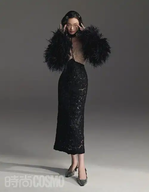 倪妮最新的一组杂志封面大片释出,戴礼帽酷帅复古,别具一格,时尚表现