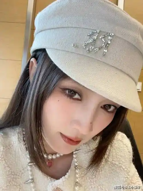 不仅如此,孟佳的这次亮相也引起了众多粉丝和时尚博主的关注.